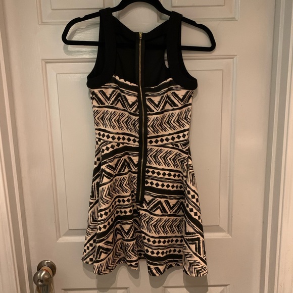 Skater dress with cut out back - Picture 2 of 3